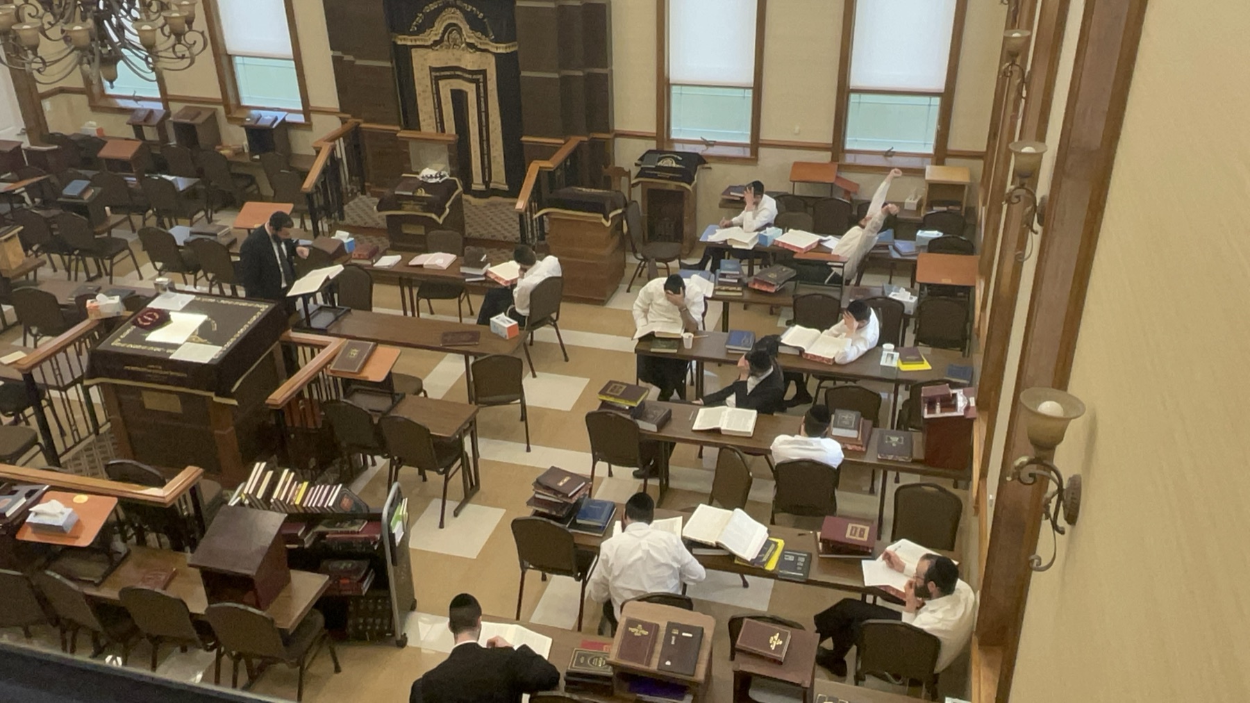 A full beis medrash of Torah Shelaima avreichim learning in Monsey